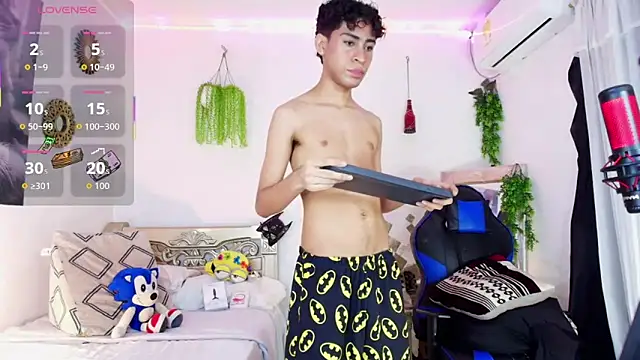 huge armound online show from March 25, 2026, 10:52 pm