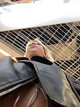 Snapshot of LikaCat chatting on September 22, 2025, 4:29 am LikaCat online show from September 22, 2025, 4:29 am