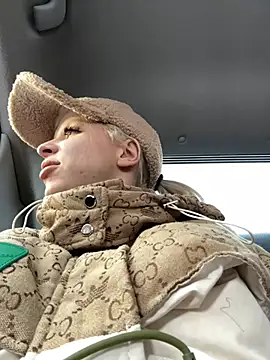 Snapshot of LikaCat chatting on March 9, 2025, 3:54 am LikaCat online show from March 9, 2025, 3:54 am