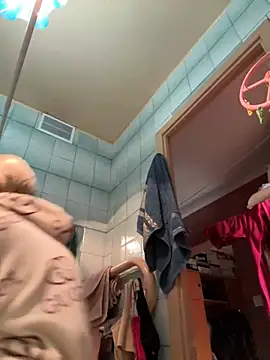 Snapshot of LikaCat chatting on February 23, 2025, 4:07 am LikaCat online show from February 23, 2025, 4:07 am