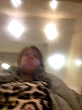 Snapshot of LikaCat chatting on November 18, 2025, 3:43 am LikaCat online show from November 18, 2025, 3:43 am