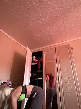 Snapshot of LikaCat chatting on March 19, 2025, 4:14 am LikaCat online show from March 19, 2025, 4:14 am