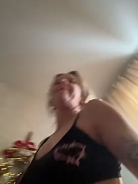 Snapshot of LikaCat chatting on January 7, 2026, 4:50 am LikaCat online show from January 7, 2026, 4:50 am