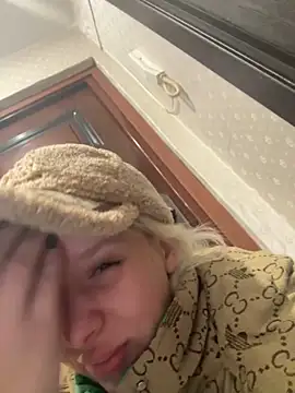 Snapshot of LikaCat chatting on October 13, 2025, 4:03 am LikaCat online show from October 13, 2025, 4:03 am