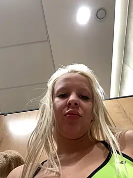 Snapshot of LikaCat chatting on March 19, 2025, 7:18 am LikaCat online show from March 19, 2025, 7:18 am