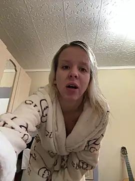 Snapshot of LikaCat chatting on October 19, 2025, 2:03 am LikaCat online show from October 19, 2025, 2:03 am