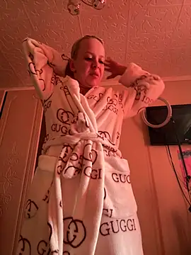 Snapshot of LikaCat chatting on February 19, 2025, 3:28 am LikaCat online show from February 19, 2025, 3:28 am