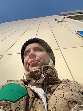 Snapshot of LikaCat chatting on February 19, 2025, 6:33 am LikaCat online show from February 19, 2025, 6:33 am