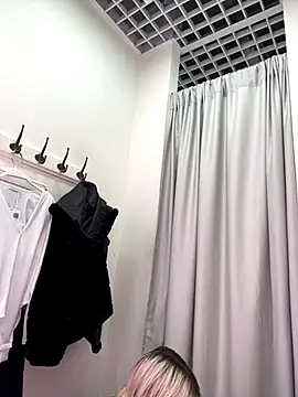 Snapshot of LikaCat chatting on October 7, 2025, 4:24 am LikaCat online show from October 7, 2025, 4:24 am