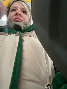 Snapshot of LikaCat chatting on November 6, 2025, 2:15 am LikaCat online show from November 6, 2025, 2:15 am