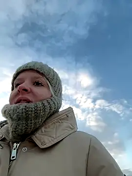 Snapshot of LikaCat chatting on November 16, 2025, 2:27 am LikaCat online show from November 16, 2025, 2:27 am