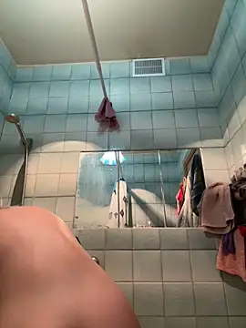 Snapshot of LikaCat chatting on February 18, 2025, 1:10 am LikaCat online show from February 18, 2025, 1:10 am