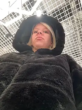 Snapshot of LikaCat chatting on October 8, 2025, 4:03 am LikaCat online show from October 8, 2025, 4:03 am