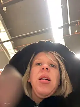 Snapshot of LikaCat chatting on October 22, 2025, 3:50 am LikaCat online show from October 22, 2025, 3:50 am