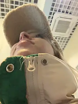 Snapshot of LikaCat chatting on March 18, 2025, 7:12 am LikaCat online show from March 18, 2025, 7:12 am