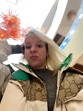 Snapshot of LikaCat chatting on October 10, 2025, 4:24 am LikaCat online show from October 10, 2025, 4:24 am