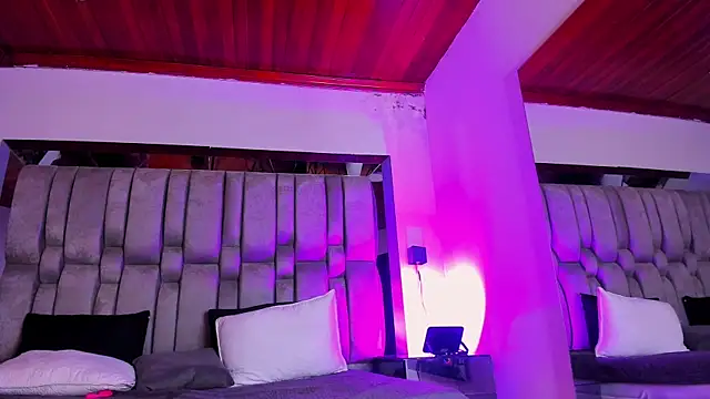 NikkySmiith online show from April 17, 2026, 11:35 am