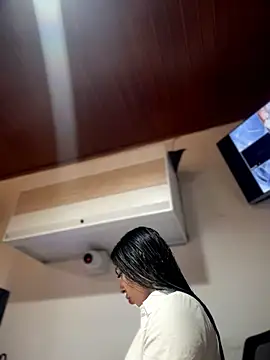 Snapshot of MarianaBenz chatting on June 6, 2026, 12:05 am MarianaBenz online show from June 6, 2026, 12:05 am