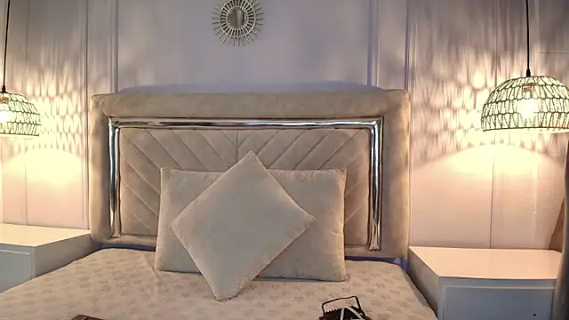 MarianaBenz online show from February 13, 2025, 8:45 pm