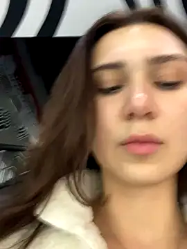 QuitieLia online show from December 5, 2024, 3:23 pm