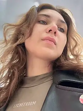 QuitieLia online show from October 4, 2025, 8:27 am