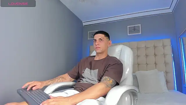 Snapshot of Alex_cute77 chatting on September 24, 2025, 12:33 pm Alex cute77 online show from September 24, 2025, 12:33 pm