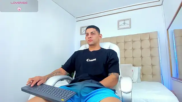 Snapshot of Alex_cute77 chatting on September 30, 2025, 12:00 pm Alex cute77 online show from September 30, 2025, 12:00 pm