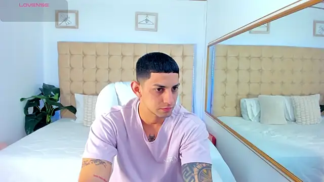 Snapshot of Alex_cute77 chatting on October 1, 2025, 12:31 pm Alex cute77 online show from October 1, 2025, 12:31 pm