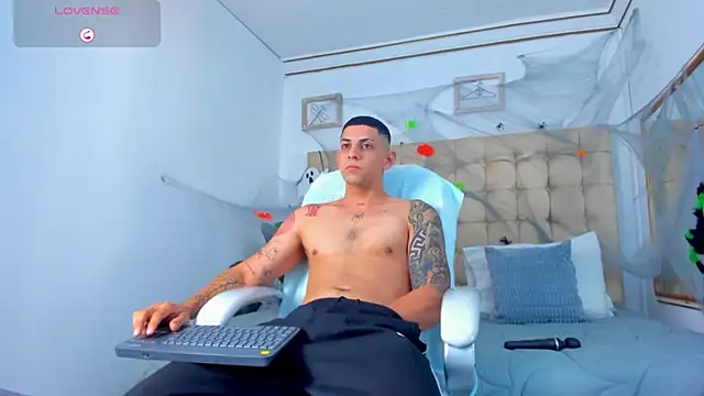 Snapshot of Alex_cute77 chatting on November 1, 2025, 10:53 am Alex cute77 online show from November 1, 2025, 10:53 am