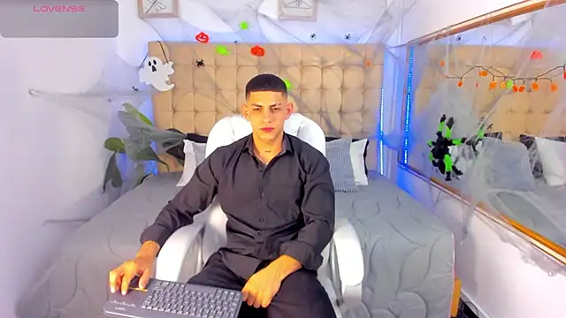 Snapshot of Alex_cute77 chatting on October 25, 2025, 11:09 am Alex cute77 online show from October 25, 2025, 11:09 am