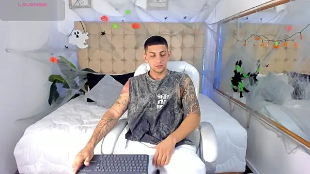 Snapshot of Alex_cute77 chatting on October 17, 2025, 12:07 pm Alex cute77 online show from October 17, 2025, 12:07 pm