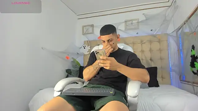 Snapshot of Alex_cute77 chatting on October 16, 2025, 12:35 pm Alex cute77 online show from October 16, 2025, 12:35 pm