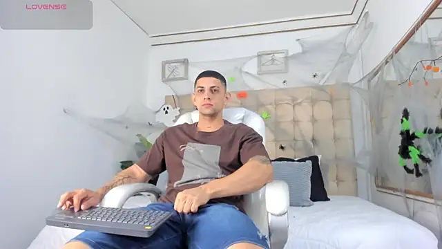 Snapshot of Alex_cute77 chatting on October 15, 2025, 10:45 am Alex cute77 online show from October 15, 2025, 10:45 am