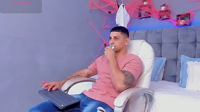 Snapshot of Alex_cute77 chatting on October 30, 2025, 12:14 pm Alex cute77 online show from October 30, 2025, 12:14 pm