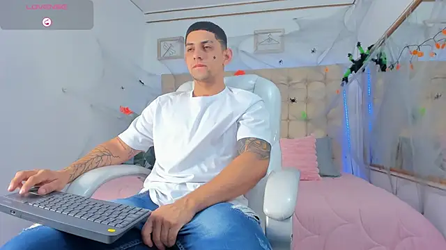 Snapshot of Alex_cute77 chatting on October 3, 2025, 11:12 am Alex cute77 online show from October 3, 2025, 11:12 am