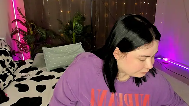 Snapshot of Akemi_BBW chatting on October 17, 2025, 6:43 pm Akemi BBW online show from October 17, 2025, 6:43 pm