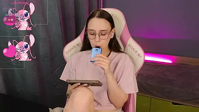 Snapshot of Sweet_frosti chatting on June 27, 2026, 3:23 am Sweet frosti online show from June 27, 2026, 3:23 am