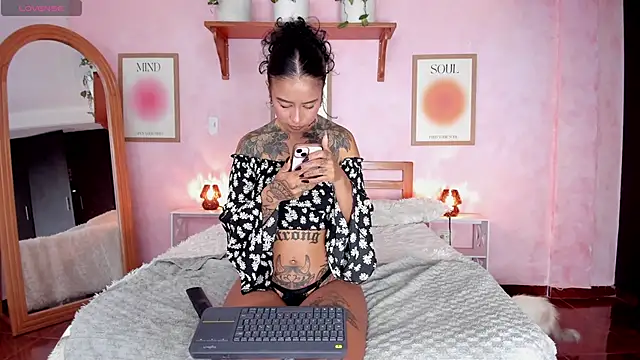 Snapshot of AliceBanks chatting on October 14, 2025, 11:22 am AliceBanks online show from October 14, 2025, 11:22 am