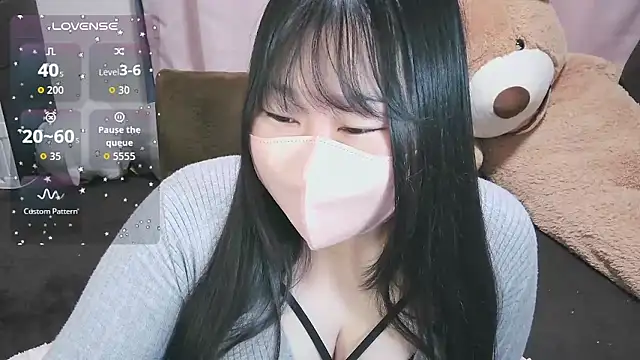 yuinyan3150 online show from April 15, 2026, 12:32 pm