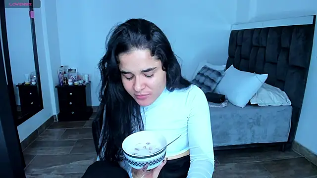 SweetMegan 1 online show from February 5, 2025, 10:22 pm