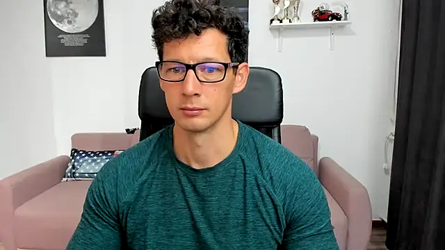 Snapshot of BrutusK08 chatting on October 3, 2025, 4:47 am BrutusK08 online show from October 3, 2025, 4:47 am