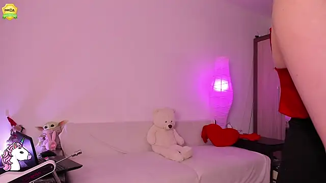 EvaUniporn online show from May 18, 2026, 5:18 pm