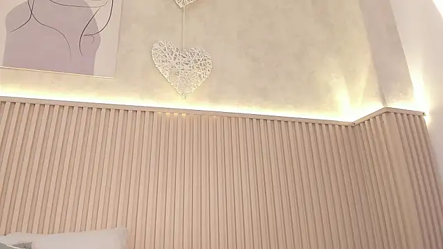 daiana curly online show from April 15, 2026, 7:58 pm