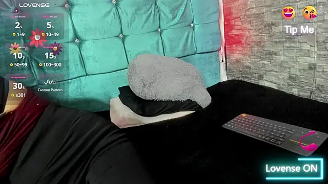 Snapshot of Cloee66 chatting on October 20, 2025, 1:44 pm Cloee66 online show from October 20, 2025, 1:44 pm