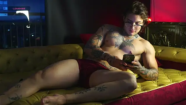 dantecoppolaa  online show from October 9, 2025, 11:05 pm