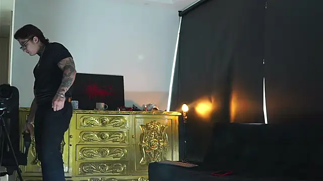 dantecoppolaa  online show from September 20, 2025, 4:23 pm