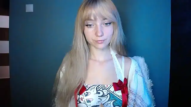 Snapshot of LuciaYoung chatting on October 5, 2025, 6:26 am LuciaYoung online show from October 5, 2025, 6:26 am