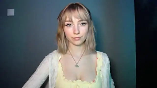 Snapshot of LuciaYoung chatting on February 24, 2026, 7:26 pm LuciaYoung online show from February 24, 2026, 7:26 pm