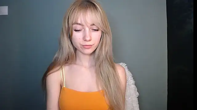 Snapshot of LuciaYoung chatting on February 7, 2026, 7:11 pm LuciaYoung online show from February 7, 2026, 7:11 pm