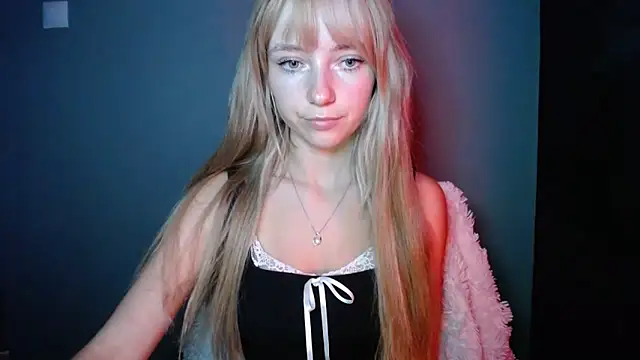 Snapshot of LuciaYoung chatting on September 26, 2025, 7:04 am LuciaYoung online show from September 26, 2025, 7:04 am